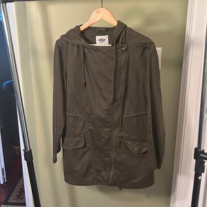 Army inspired jacketed diagonal zip with hood and pockets